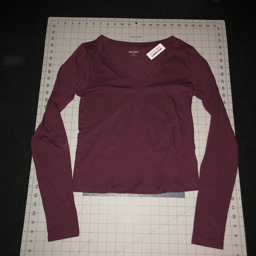 Old Navy. V Neck Long Sleeve Top. Size Medium Tall. Maroon Color. NWT.